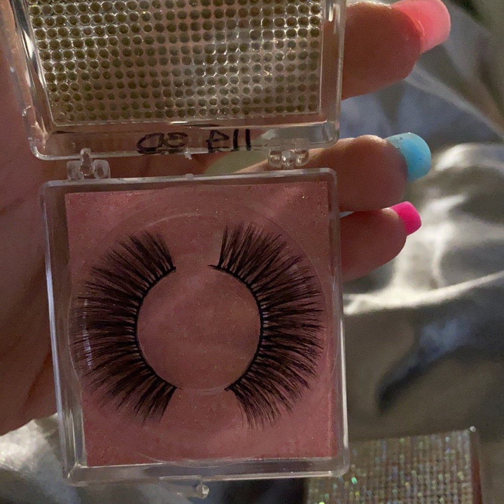 Lashes - Picture 5 of 7